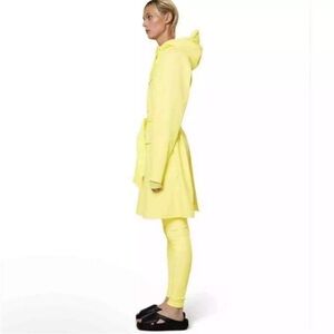 RAINS women’s CURVE Trench coat Style in yellow size Medium NWT